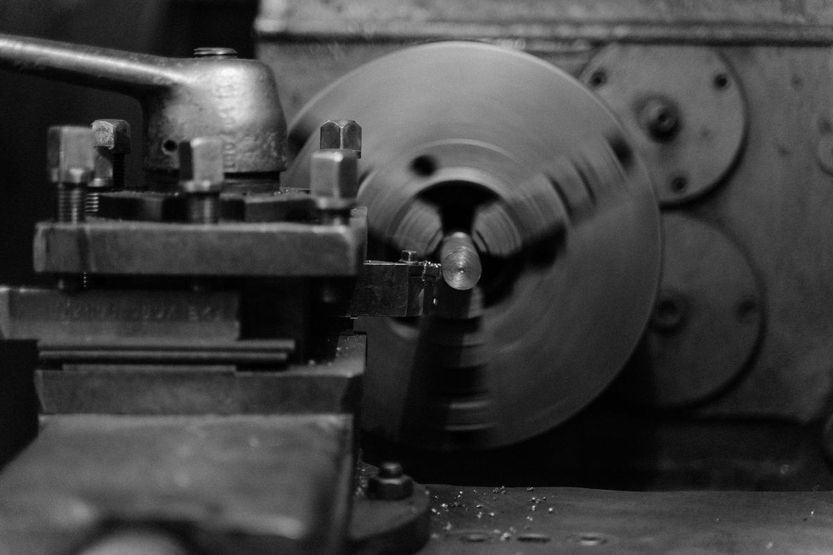 Lathe chuck and tooling set up for a machining cut